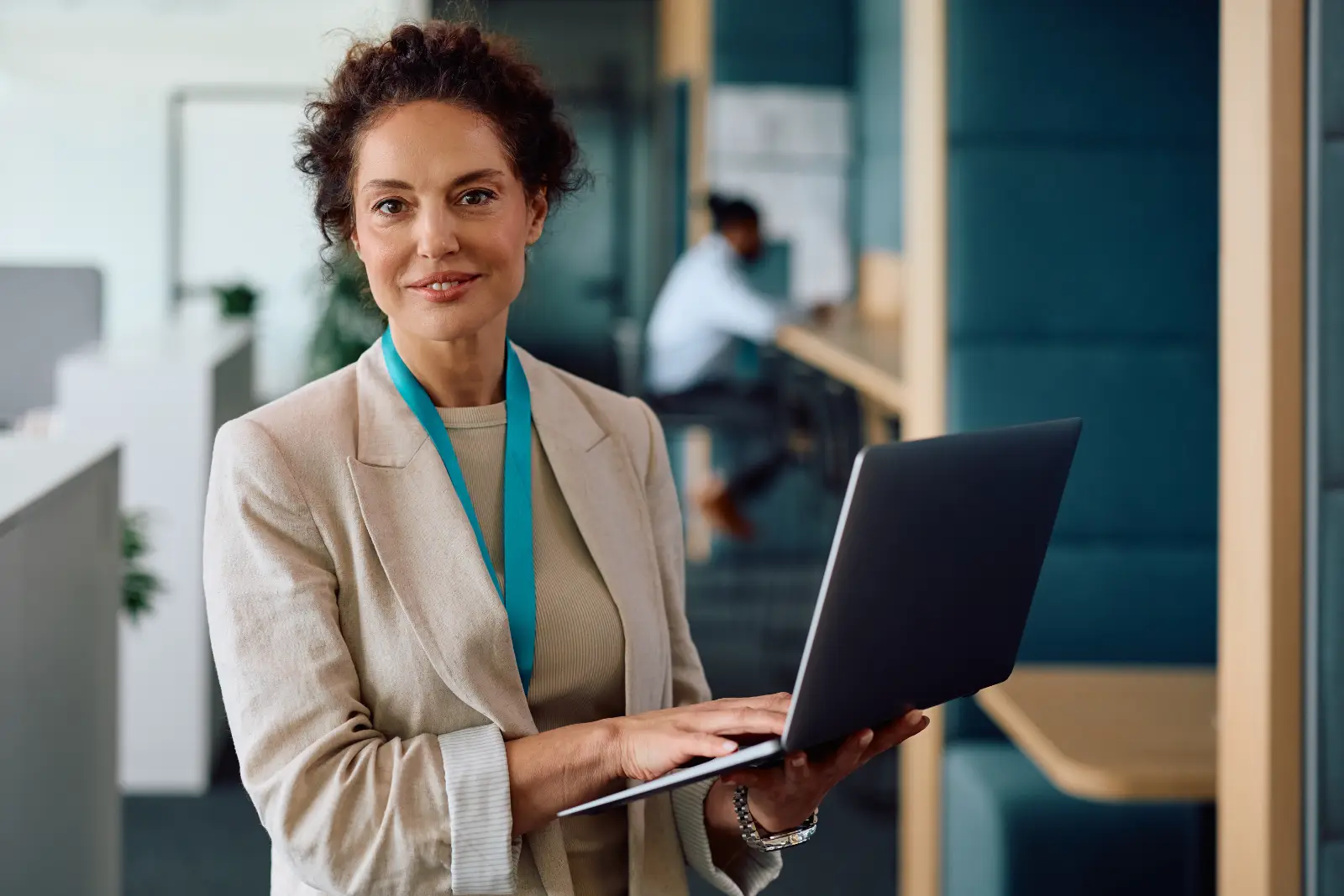 Manager met een laptop op de werkvloer